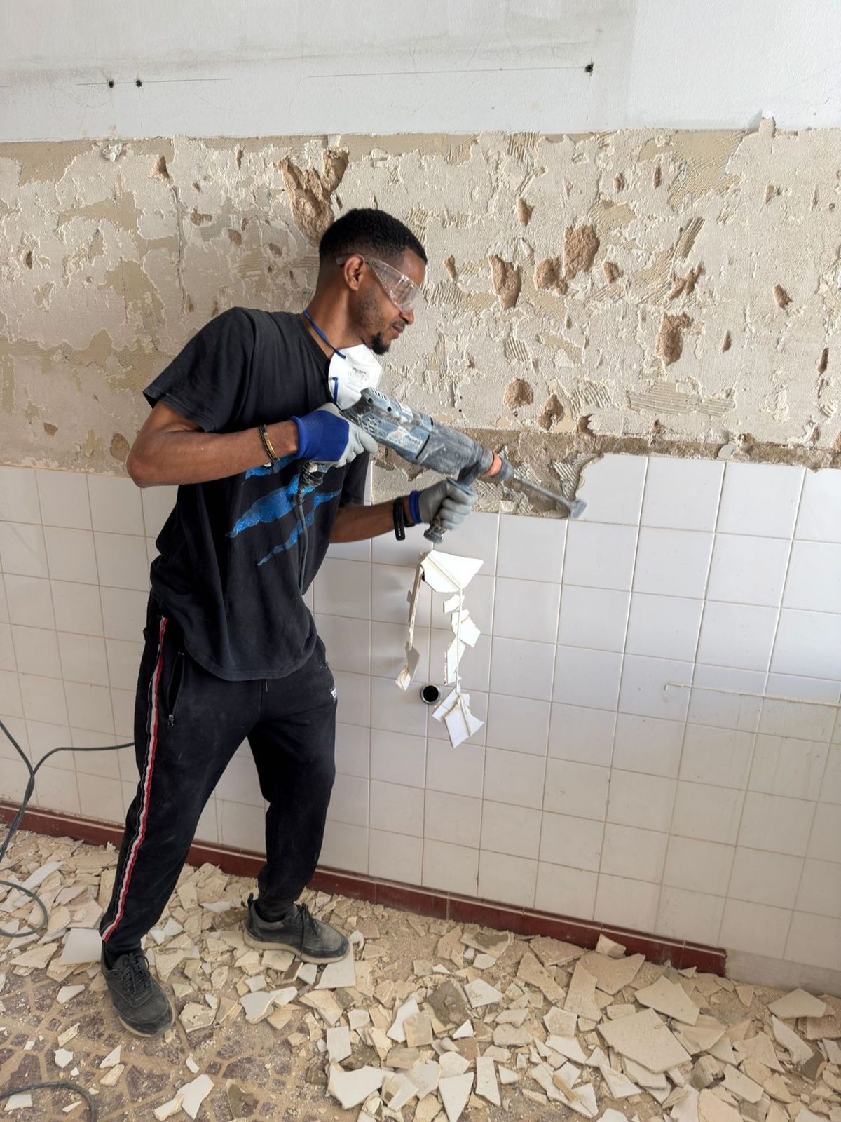 Demolição de parede e remoção de azulejos