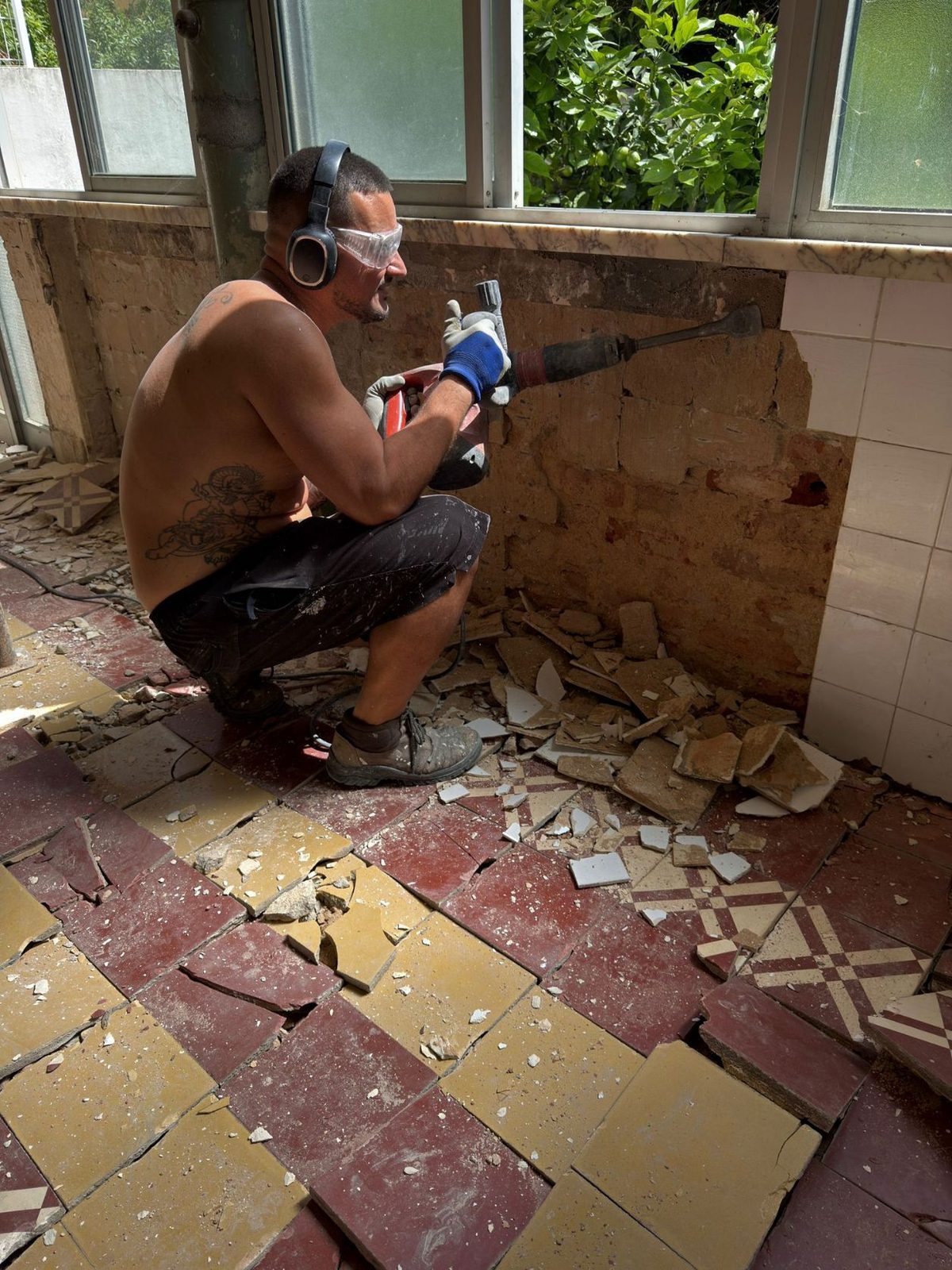 Demolição de pavimento e azulejos em Albufeira